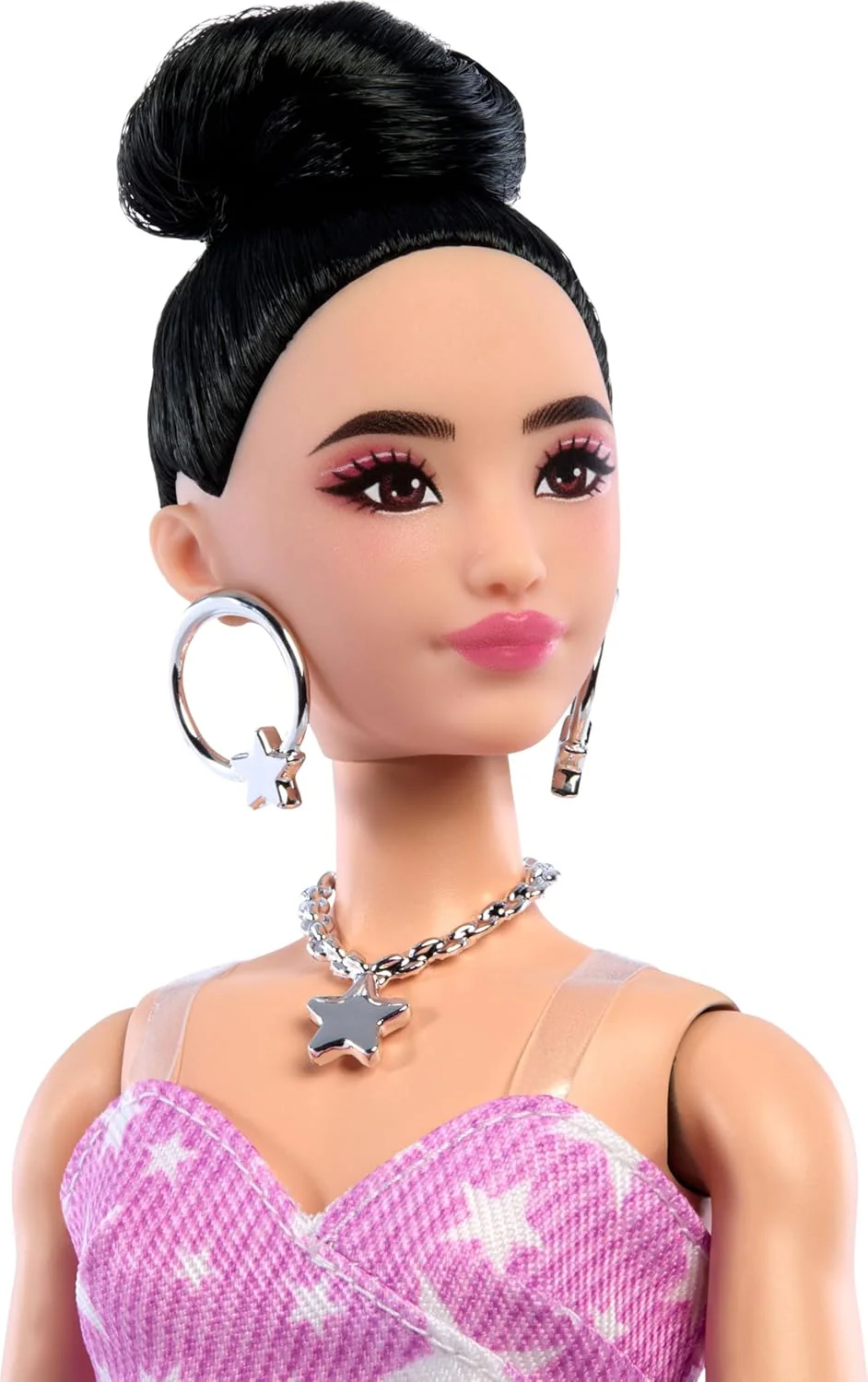 Barbie Luxe Stijl Pop #11 in roze denim jurk met sterrenprint en bijpassende maillot, zwart haar in hoge knot, accessoires zoals handtas en sieraden, JJN71 - Image 3