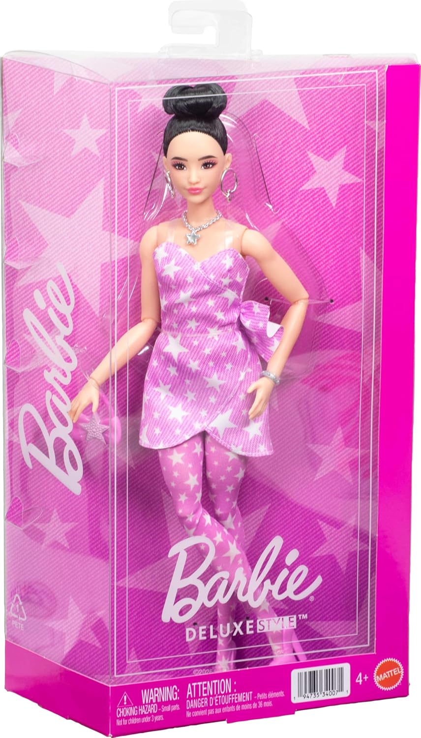Barbie Luxe Stijl Pop #11 in roze denim jurk met sterrenprint en bijpassende maillot, zwart haar in hoge knot, accessoires zoals handtas en sieraden, JJN71 - Image 4