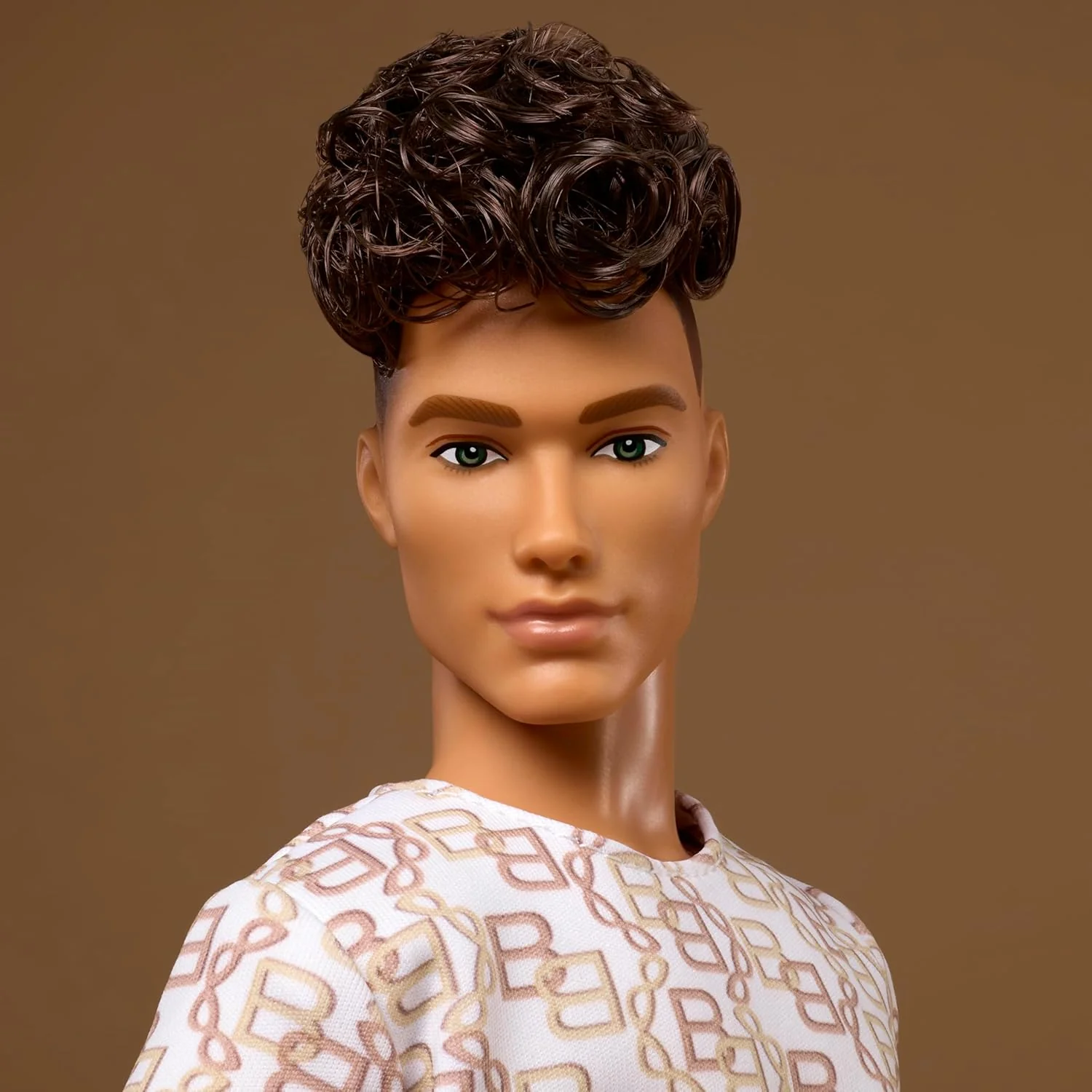 Barbie Signature - Barbie Basics Modello Ken 10, bambola da collezione con capelli castani, outfit coordinato, corpo snodato, idea regalo Festa della Mamma, 6+ anni, JJX29 - Image 4
