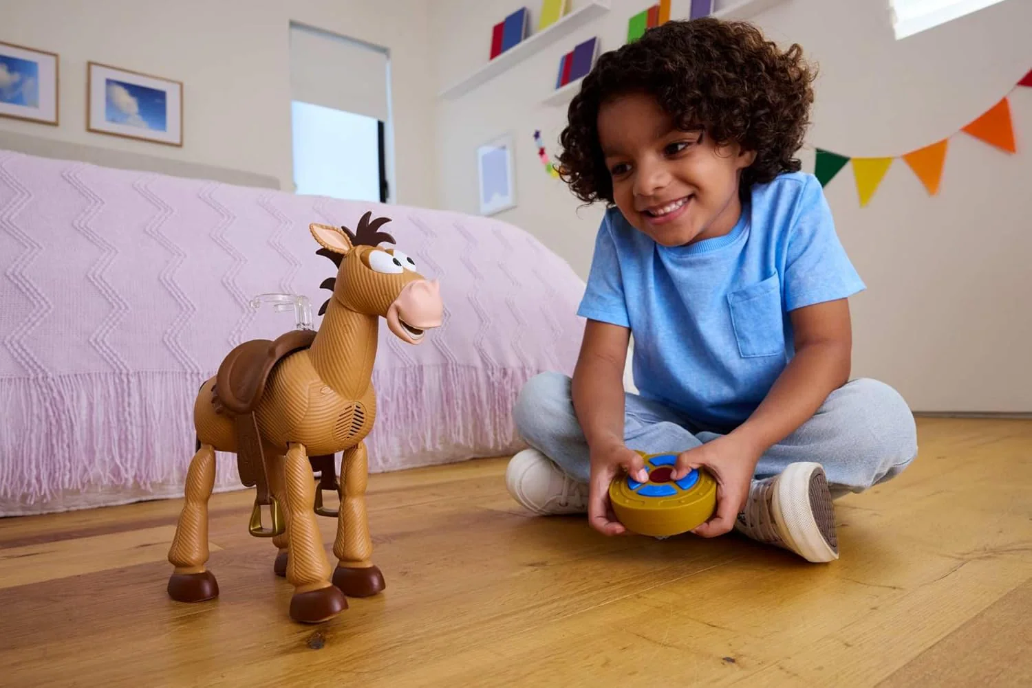Mattel Disney Pixar Toy Story 5 Hü Hott Bully, maßstabsgetreu zu Einer 30 cm großen Figur gestaltet, Spielzeugpferd mit Fernsteuerung, Geräuschen und Clip für separat erhältliche Figur., JKV52 - Image 3