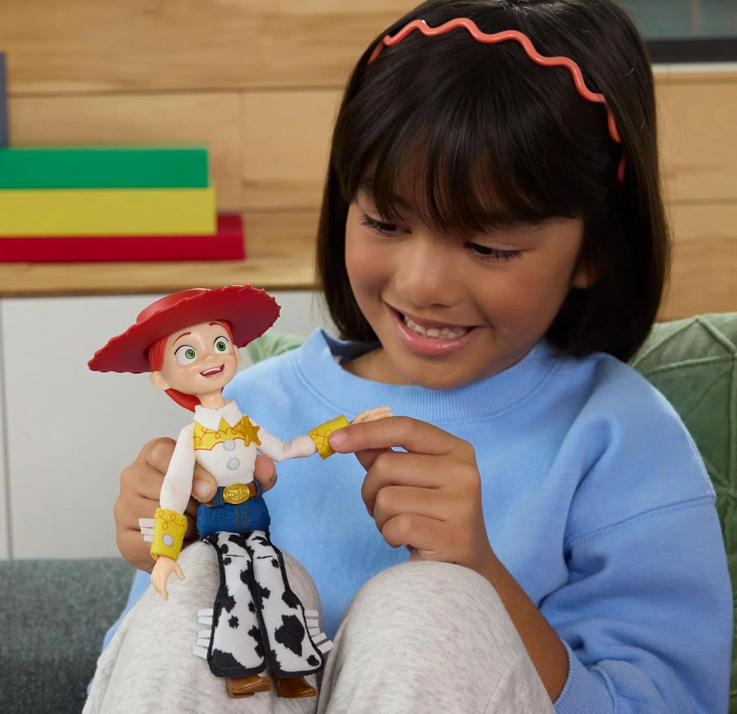 Mattel Disney Pixar Toy Story 5 Jessie - Bambola di straccio in scala da gioco, 17,8 cm, cowgirl dai capelli rossi, statuetta da collezione morbida e fedele al film - Image 3