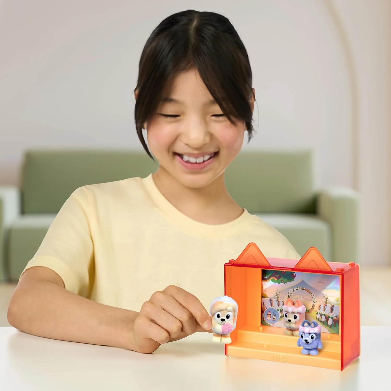 Bluey Fuzzies afleveringspakket: Het teken. met 3 speciaal gevlokte verzamelfiguren (incl. 1 Exclusief), Display case, verzamelkaarten en verzamelgids. 80 te verzamelen in serie 1! - Image 2