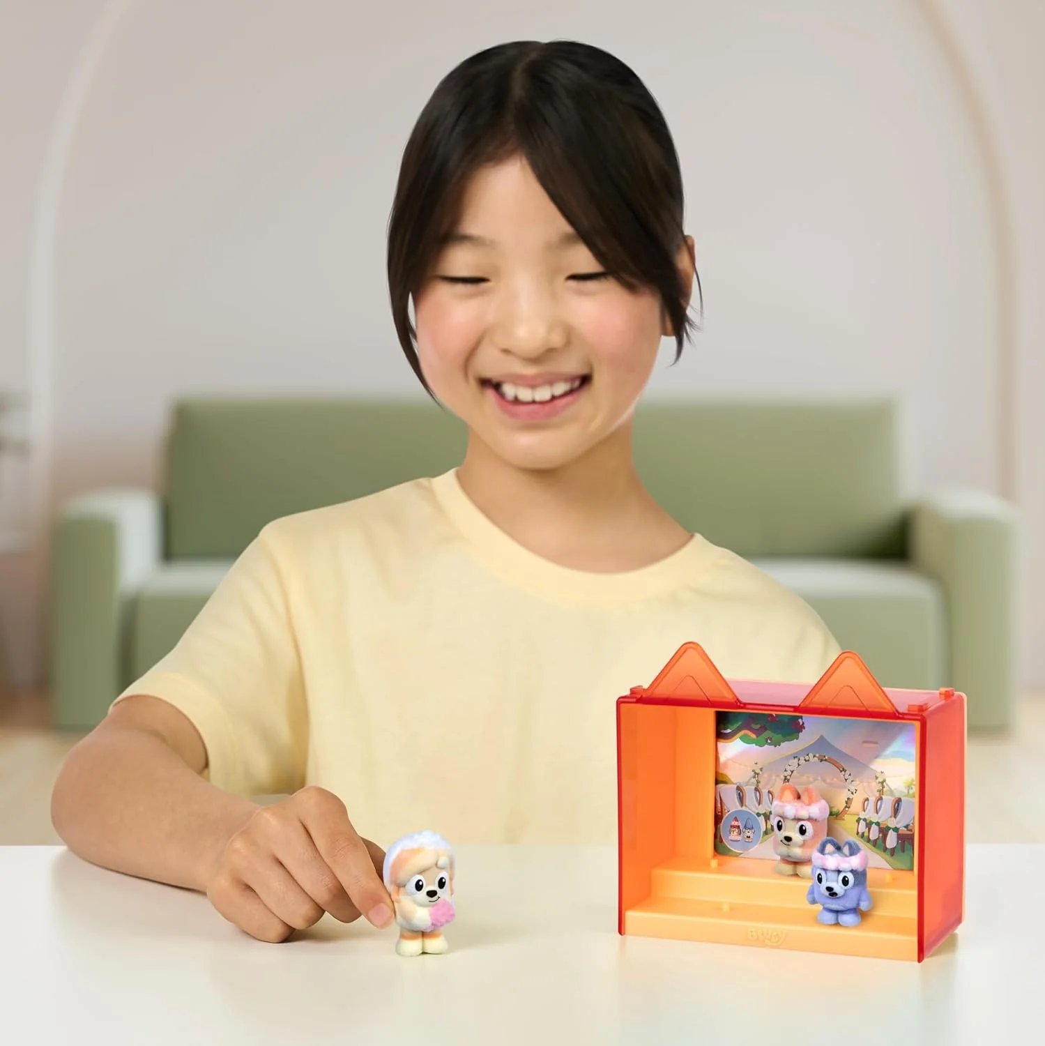 Bluey Fuzzies afleveringspakket: Het teken. met 3 speciaal gevlokte verzamelfiguren (incl. 1 Exclusief), Display case, verzamelkaarten en verzamelgids. 80 te verzamelen in serie 1! - Image 6
