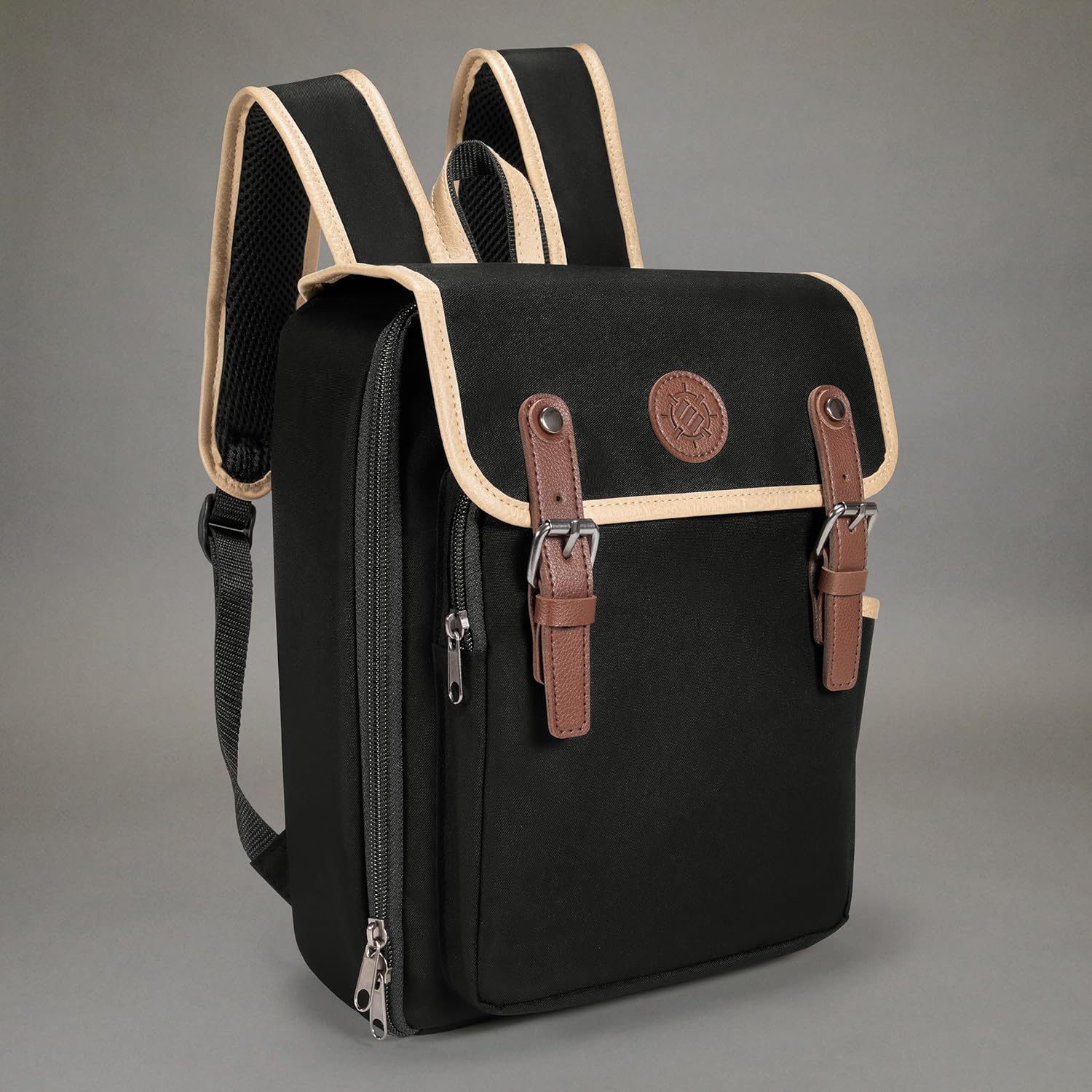 ENHANCE Designer Edition Kompakter MTG-Rucksack mit anpassbarem Innenraum für Magic: The Gathering, Lorcana & mehr - Zubehörfach für Würfelbeutel, Boosterpacks, Tag Tracker, Playmat-Fach (Schwarz - Image 3