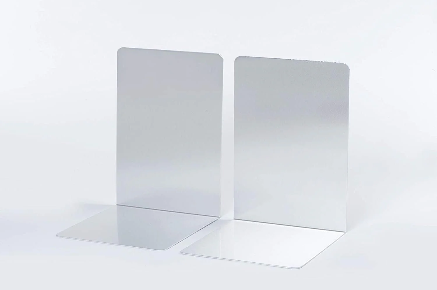 MAUL Buchstütze aus Aluminium (2er Pack) 16x15x21cm | Bücherhalter, Organizer für Kinder, Bücher, Büro, Regal | Bücherstütze im stilvollen Aluminium Design, möbelschonender Buchhalter | Silber