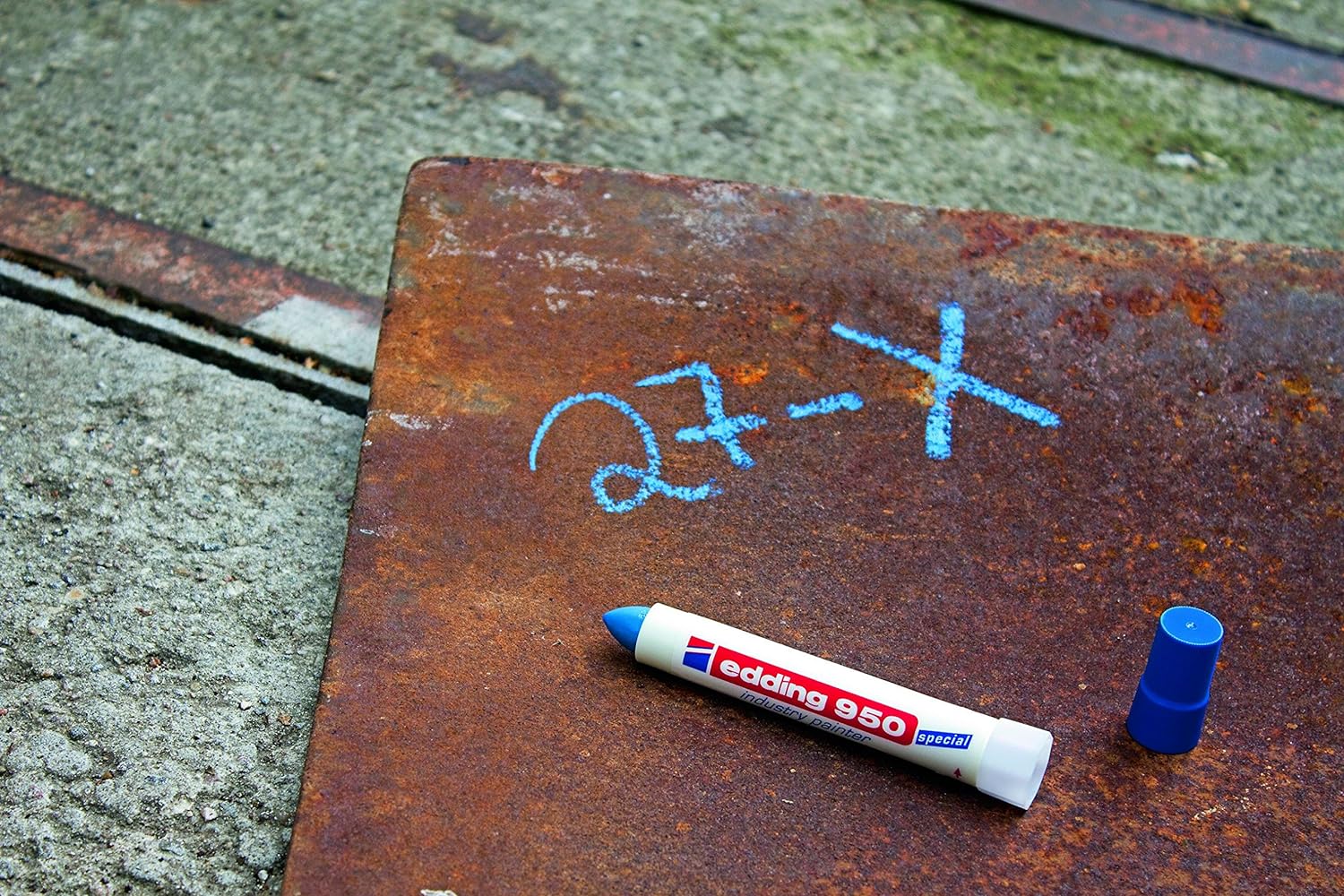 edding 950 Industry Painter - White - 1 Pen - Round Tip 10 mm - Marker for Writing On Metal, Rocks, Wood - Rough or Wet Surfaces - Permanent, Waterproof - Image 2