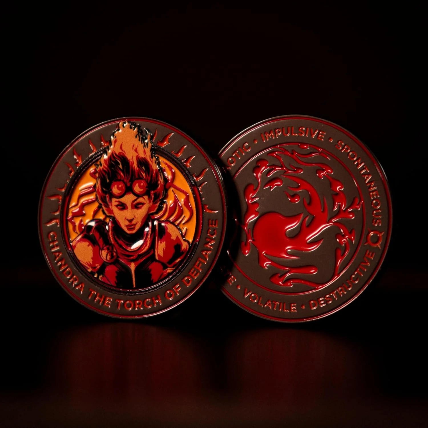 FaNaTtik Pièce de collection Magic : The Gathering Chandra – Licence officielle et édition limitée (5000), jeton de collection en métal Torche de Défiance - Image 3