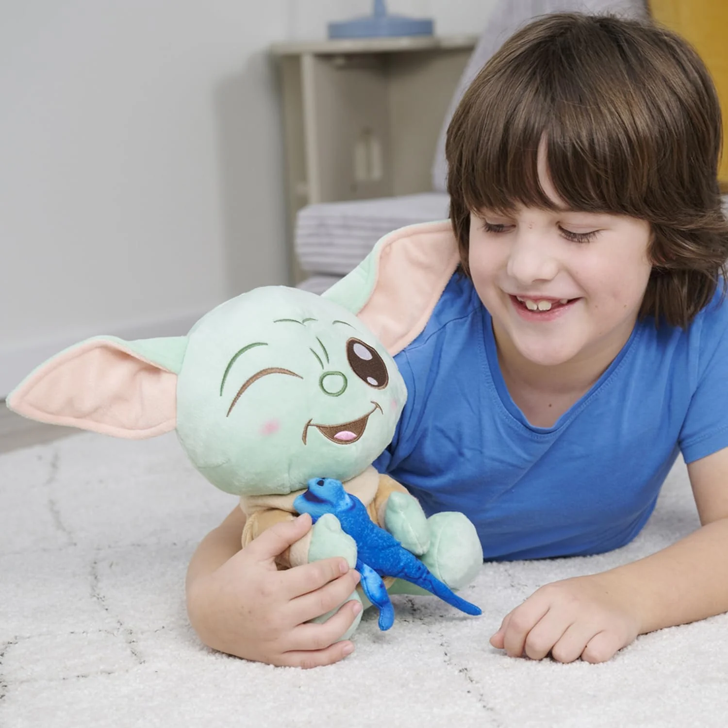 Simba official Disney The Mandalorian Movie Grogu with Lizard, 25cm plush soft toy fan favourite - Image 4
