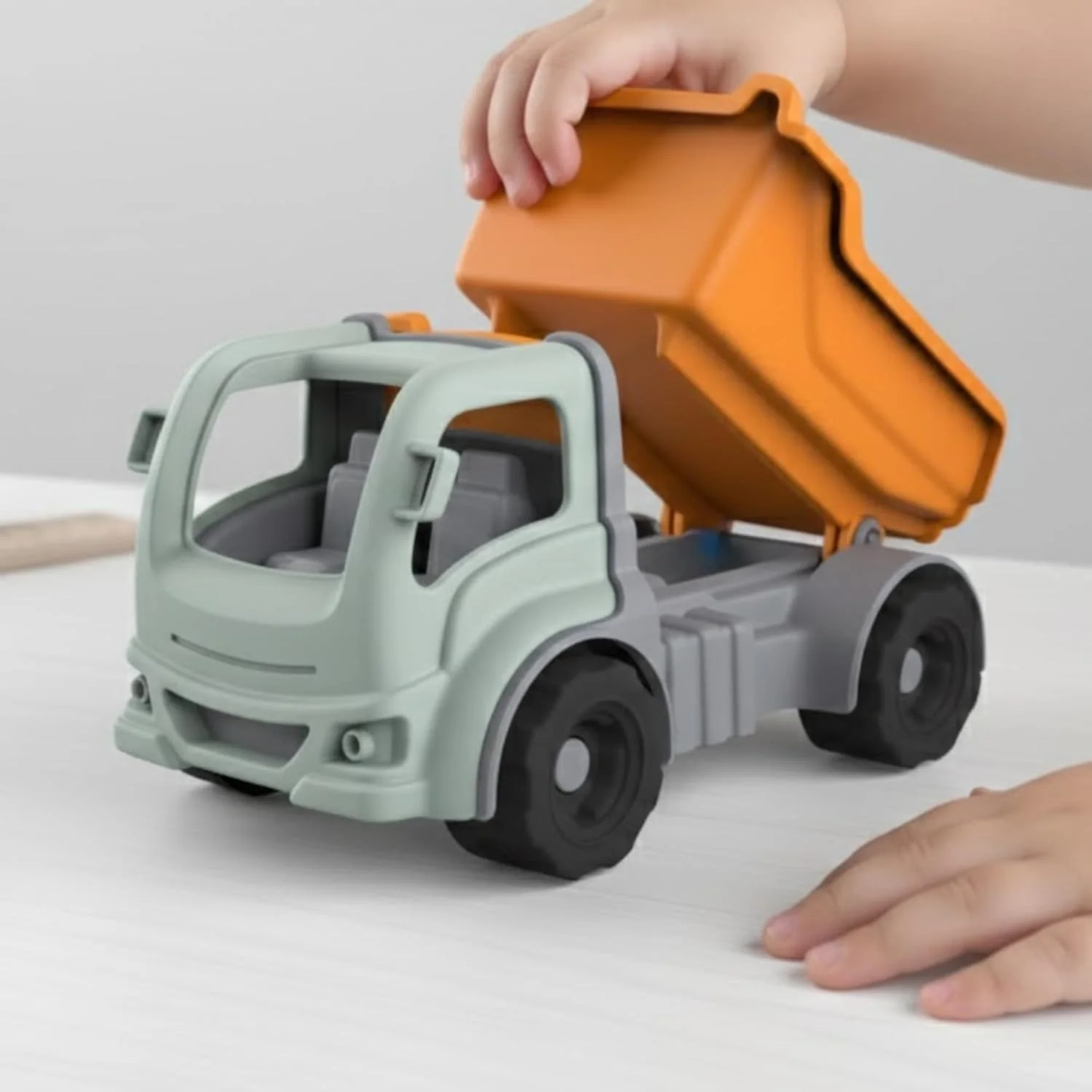 Dantoy - Classic Tipper Truck (2218) - Image 5