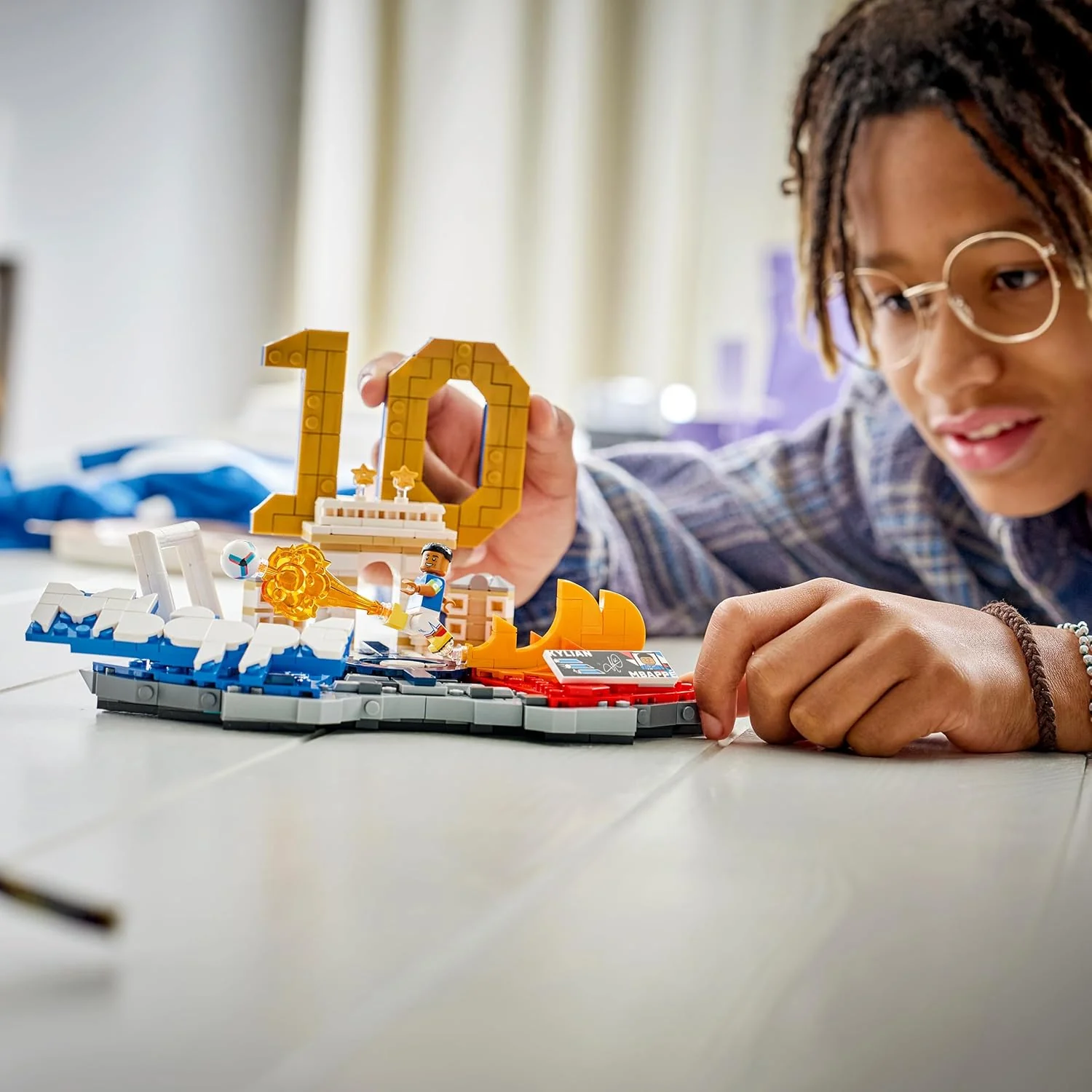 LEGO Editions Kylian Mbappé – Voetbalhoogtepunten - 3D-Bouwpakket voor Kinderen met Verzamelbaar Voetbalpoppetje - Kinderkamer Decoratie - Cadeau voor Jongens, Meisjes en Fans vanaf 10 Jaar 43013 - Image 5