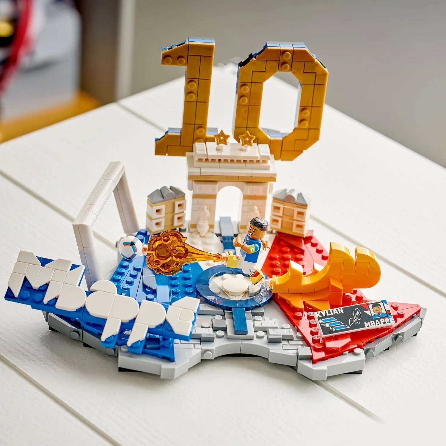 LEGO Editions Kylian Mbappé – Voetbalhoogtepunten - 3D-Bouwpakket voor Kinderen met Verzamelbaar Voetbalpoppetje - Kinderkamer Decoratie - Cadeau voor Jongens, Meisjes en Fans vanaf 10 Jaar 43013 - Image 7