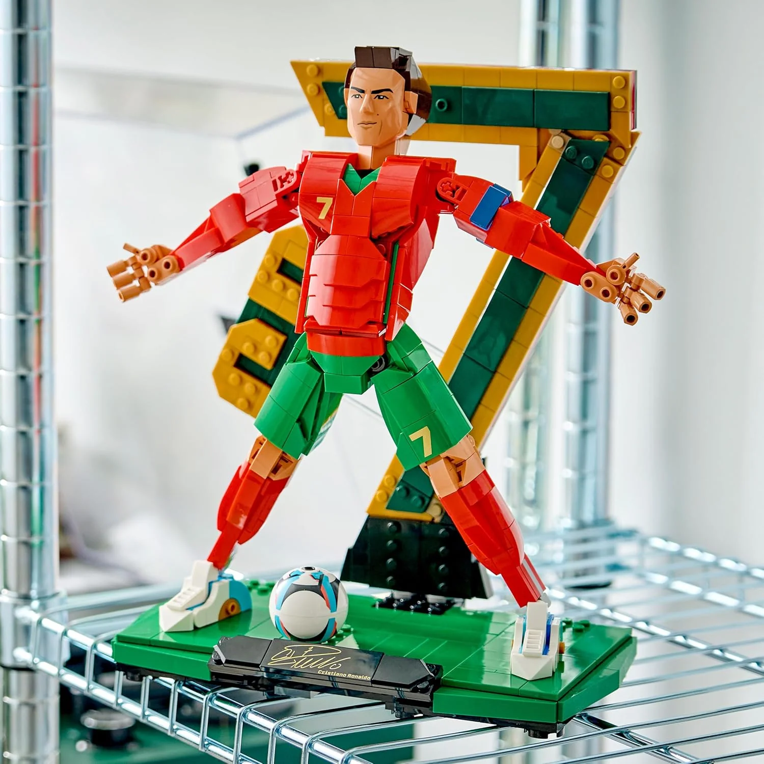 LEGO Editions Cristiano Ronaldo – Football Legend Toy - 3D Figure Display Model Kit - DIY Kids' Room Decor - Gift for 12+ Year Old Boys, Girls & Adult Sports Fans - 43016 - Image 4