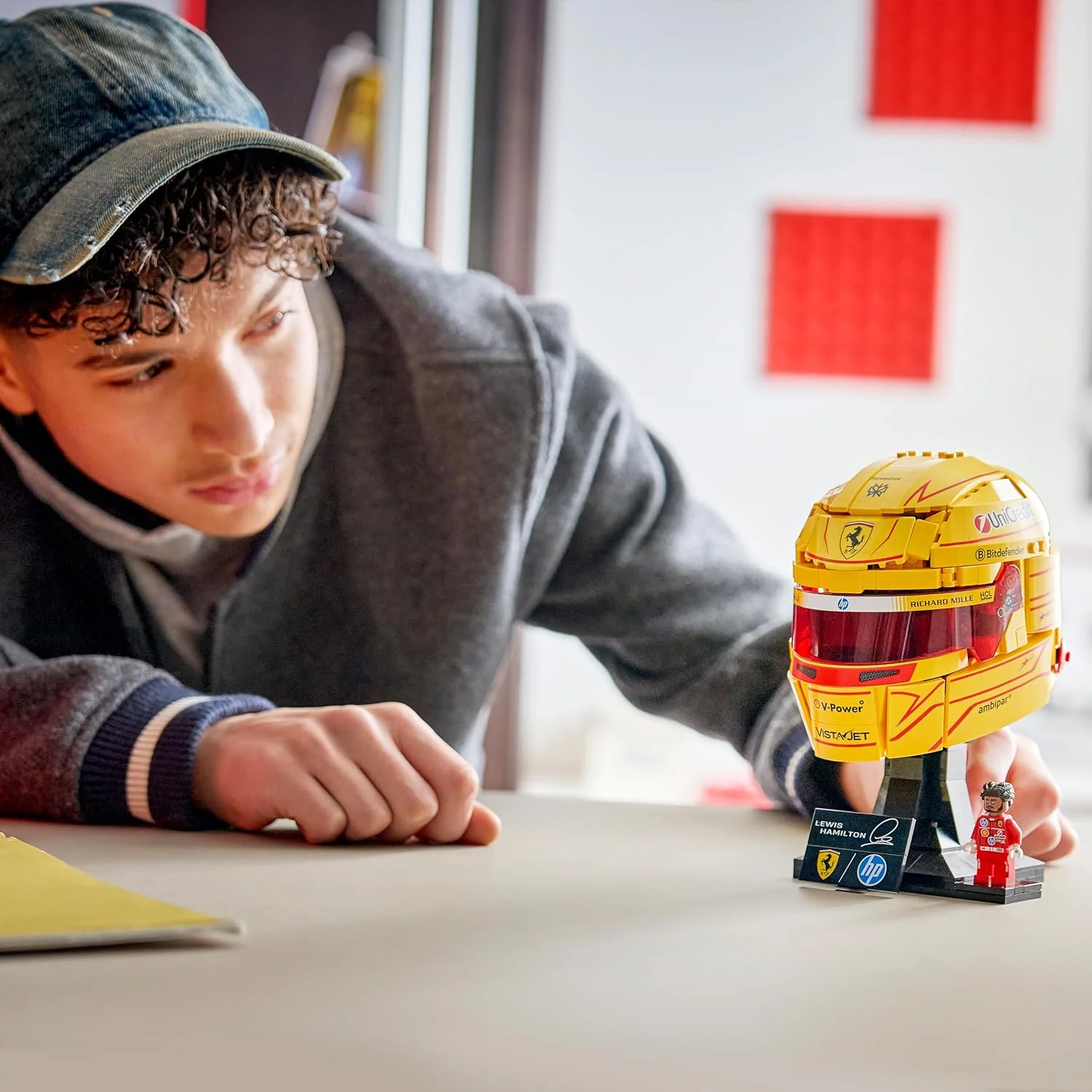 Lego - Editions Formula 1 - Scuderia Ferrari Hp Lewis Hamilton Helmet (43022) - Image 6