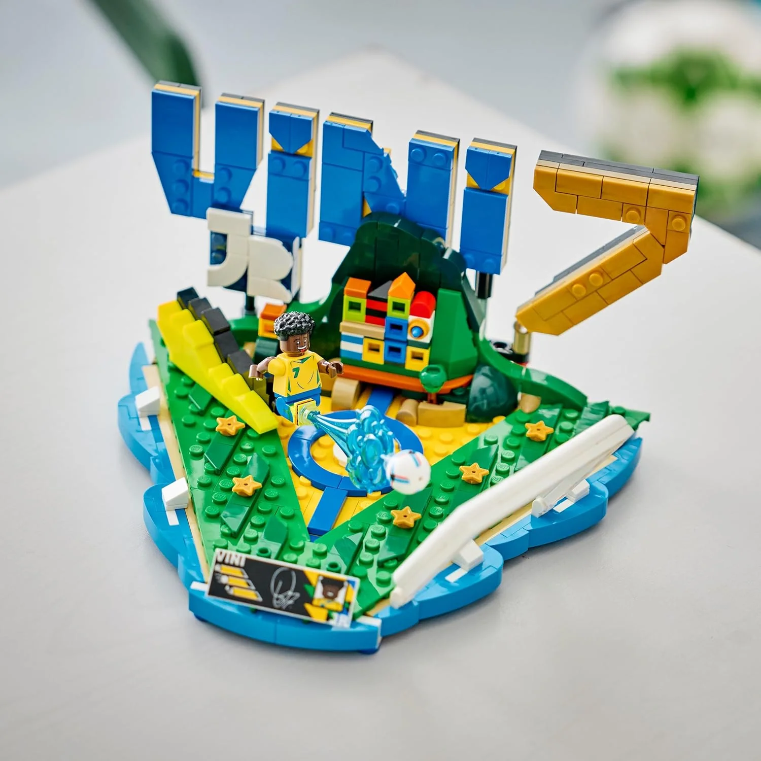LEGO Editions Vini Jr. – Voetbalhoogtepunten - 3D-Bouwpakket voor Kinderen met Verzamelbaar Voetbalpoppetje - Kinderkamer Decoratie - Cadeau voor Jongens, Meisjes en Fans vanaf 10 Jaar 43027 - Image 6