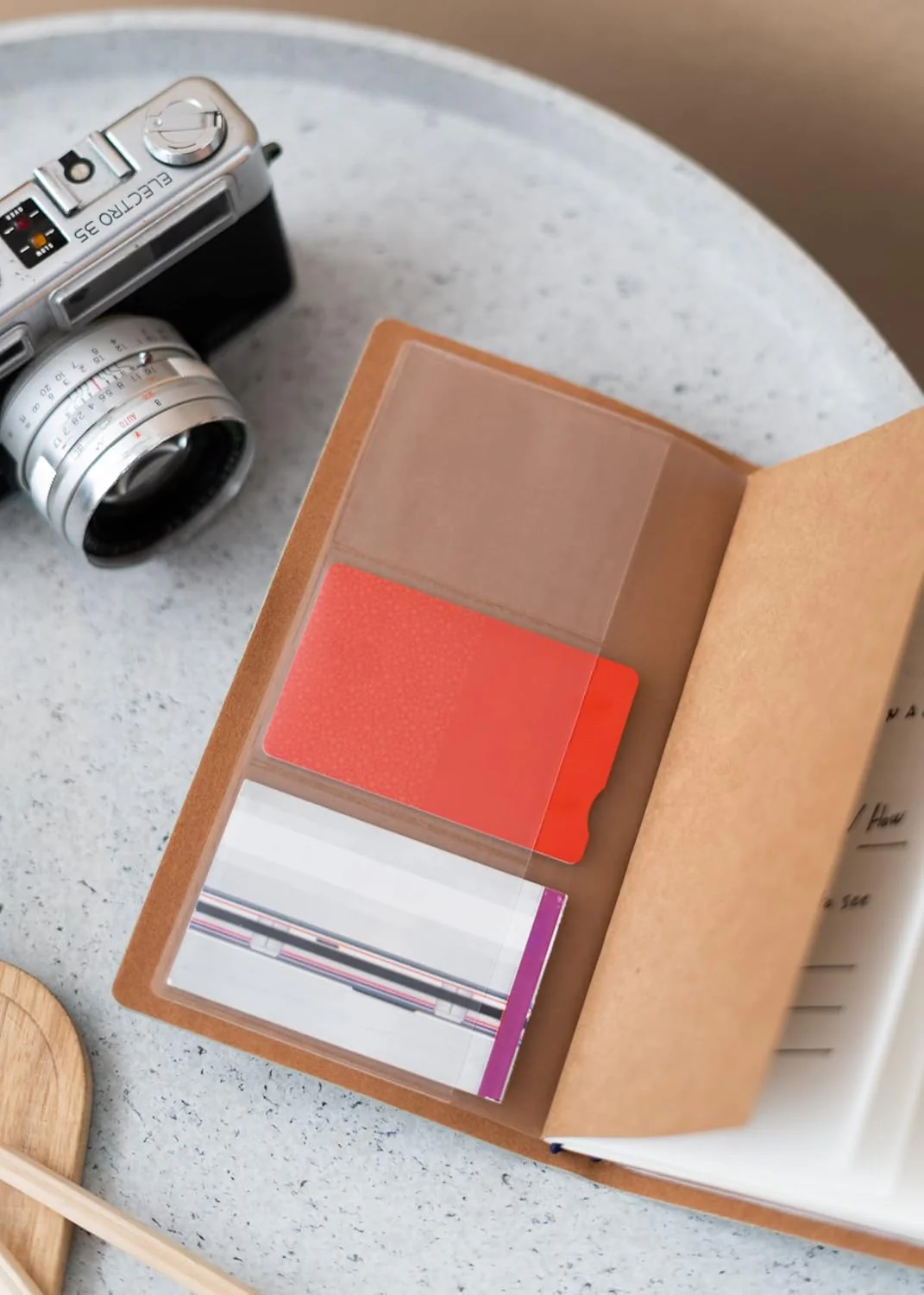 Grupo Erik Reisetagebuch zum Selberschreiben Dotted Notebook 12x19,6 cm, Einband aus synthetischem Leder und Gummiband zum sicheren Verschließen - Image 3
