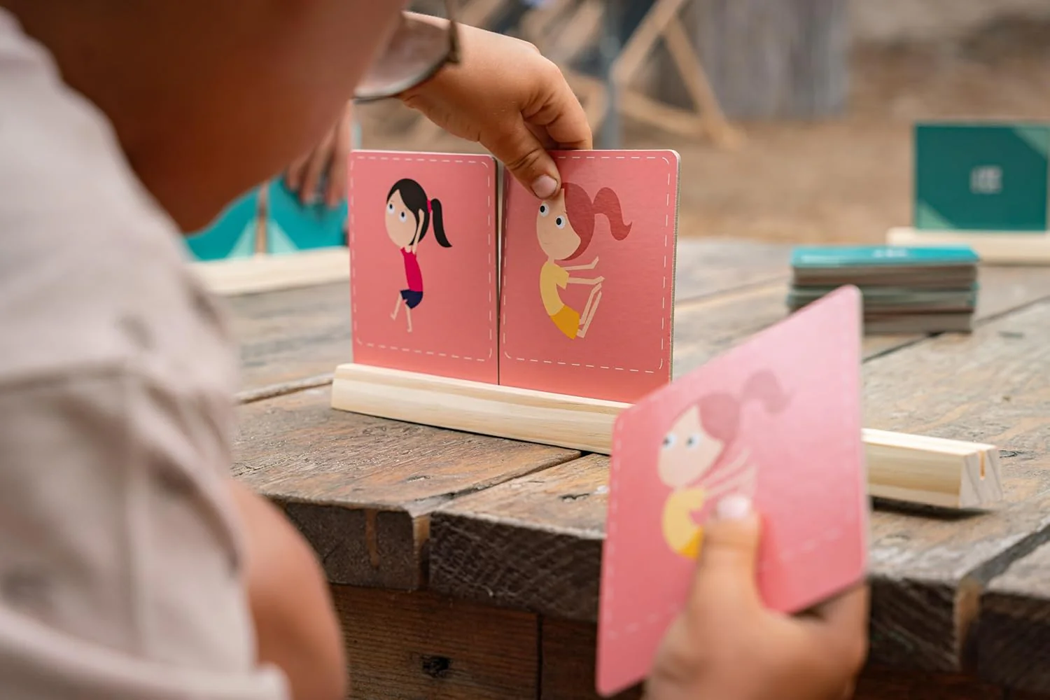 BS Toys – Imitatiespel en observatie – 30 kaarten en 4 bases – 3-4 spelers – vanaf 4 jaar - Image 7