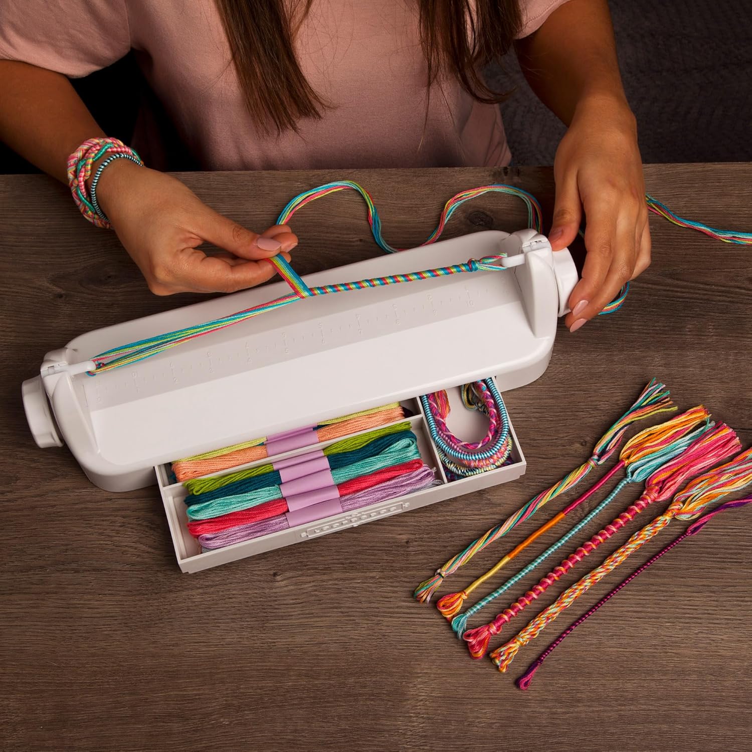 Goliath – LOOPDEDOO, Bracelet Maker voor Kinderen vanaf 8 Jaar, Eenvoudig en leuk weefgetouw, 12 draden 100% katoen inbegrepen, Creatieve activiteit voor jongens & meisjes, Cadeau-idee - Image 4